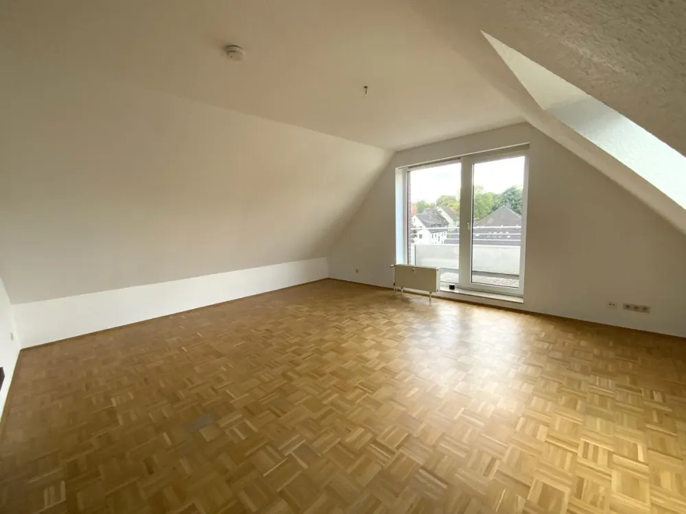 Helles Dachgeschoss-Apartment mit Balkon, Einbauküche & zusätzlichem Raum