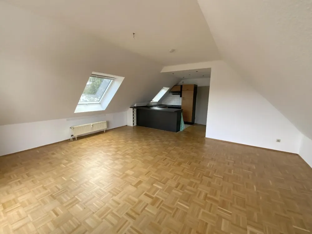 Helles Dachgeschoss-Apartment mit Balkon, Einbauküche & zusätzlichem Raum