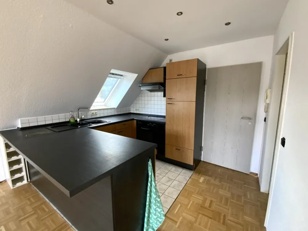 Helles Dachgeschoss-Apartment mit Balkon, Einbauküche & zusätzlichem Raum