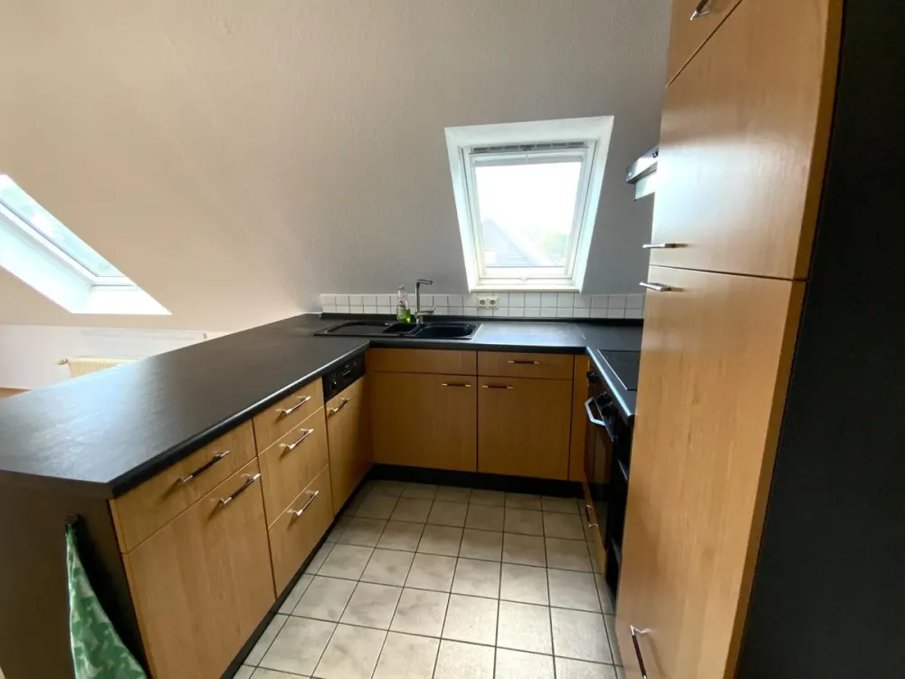 Helles Dachgeschoss-Apartment mit Balkon, Einbauküche & zusätzlichem Raum