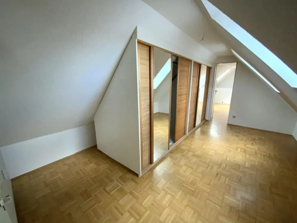 Helles Dachgeschoss-Apartment mit Balkon, Einbauküche & zusätzlichem Raum