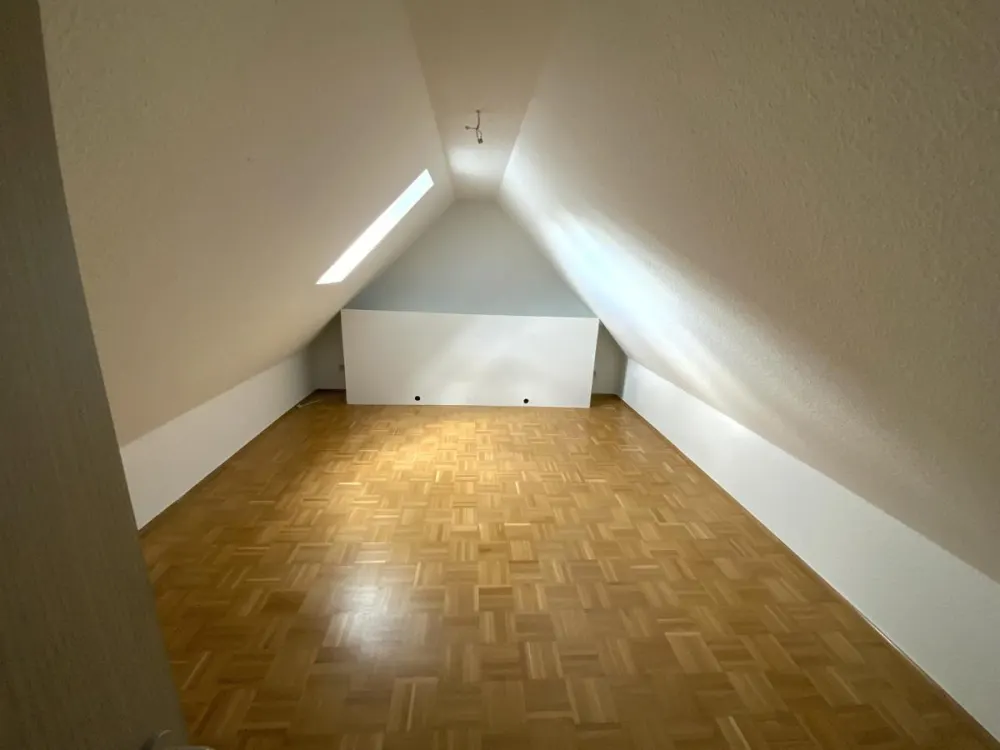 Helles Dachgeschoss-Apartment mit Balkon, Einbauküche & zusätzlichem Raum