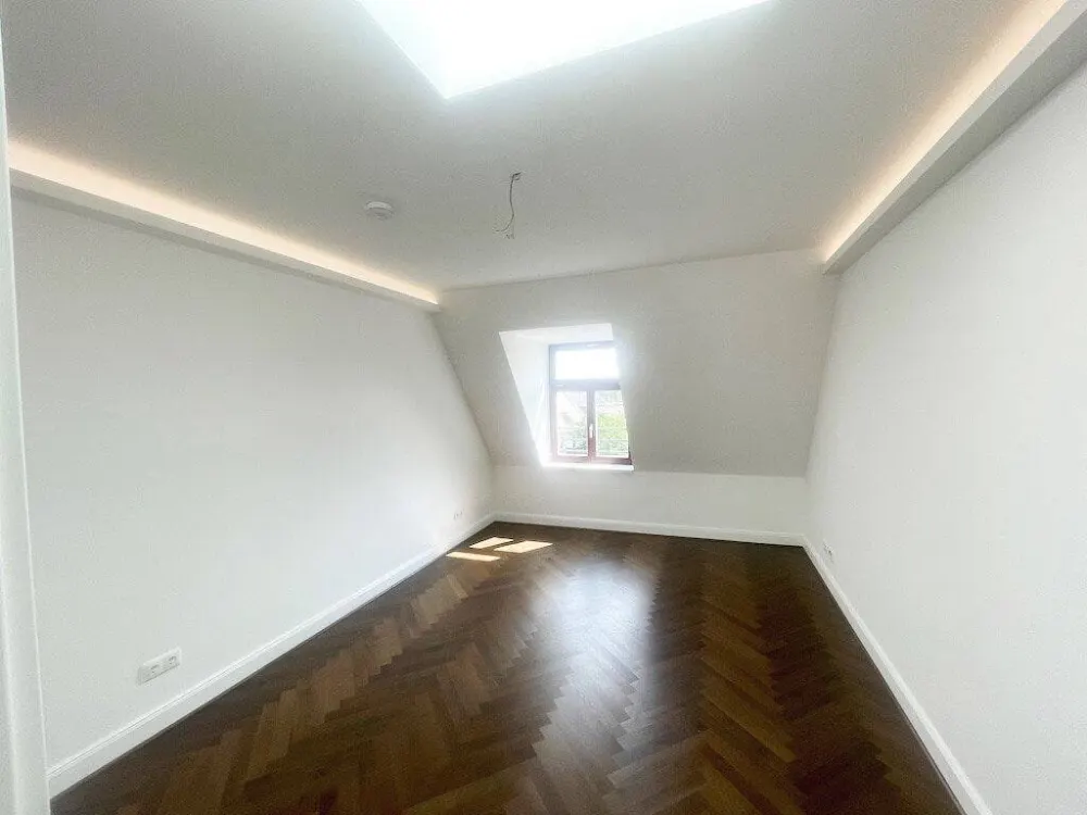 Ganz oben! * Lift * Dunkles Parkett * Fußbodenheizung * tolles Bad mit Wanne & Dusche * LED-Licht