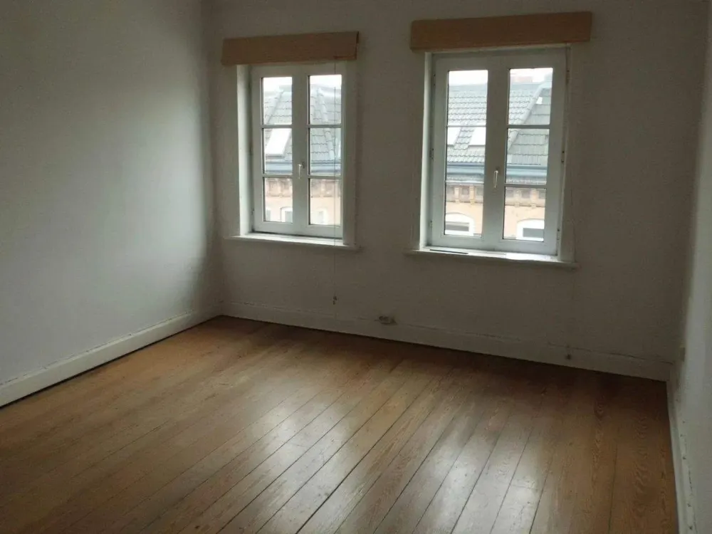 4-Zimmer-Altbauwohnung in City Nähe: Ideal als Wohnbüro, Praxis oder Atelier, WG-Bildung möglich