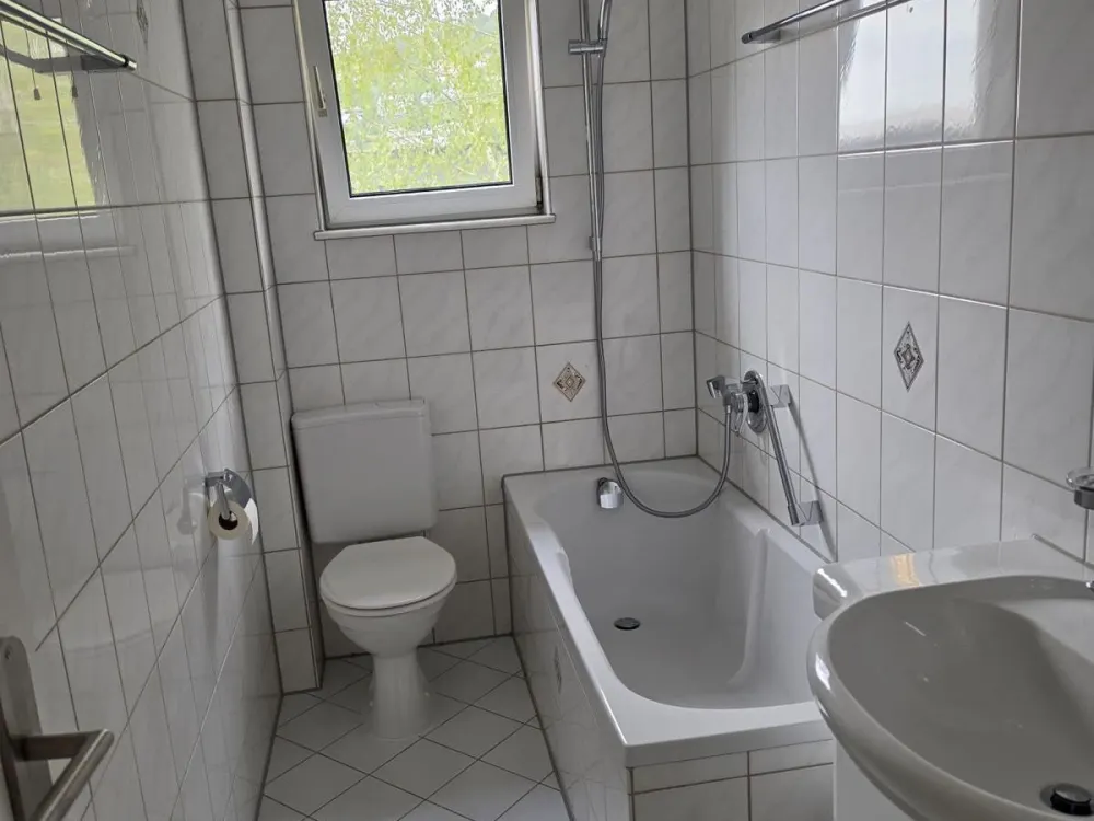 Schöne 3, 4 Zimmer Wohnung in Leonberg - komplett neu renoviert!