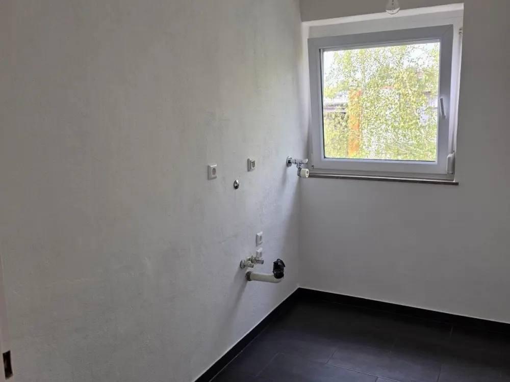 Schöne 3, 4 Zimmer Wohnung in Leonberg - komplett neu renoviert!