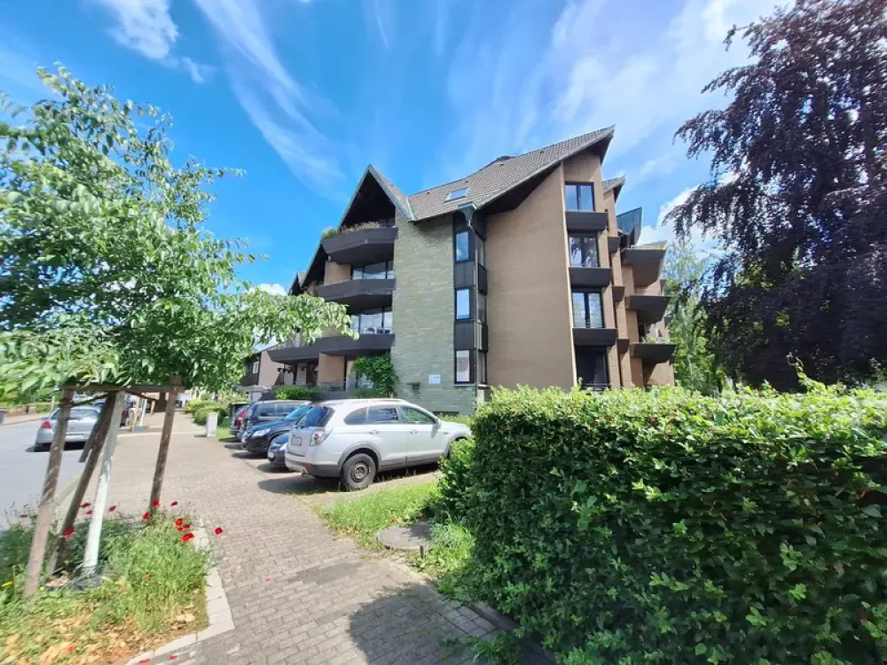 Große 3 Zimmer Wohnung mit Balkon und Tiefgaragenstellplatz