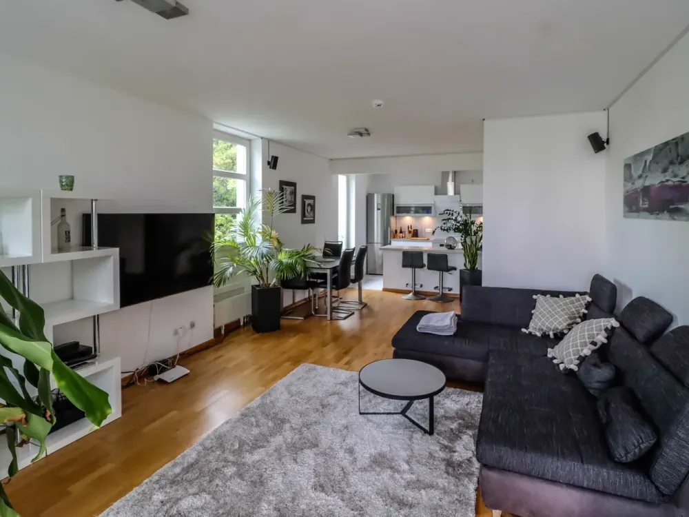 Voll möblierte 2-Zimmer-Wohnung in Tiergarten, Botschaftsviertel inkl. TG-Stellplatz