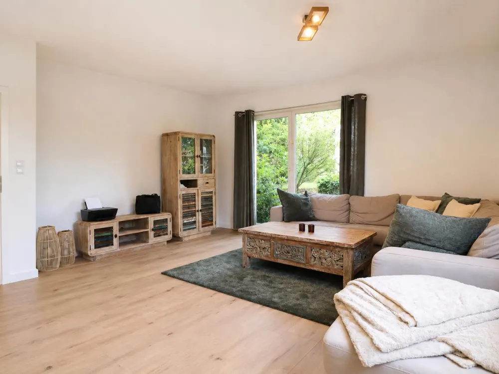 Charming Ground Floor Apartment with Terrace and Additional Garden Share
