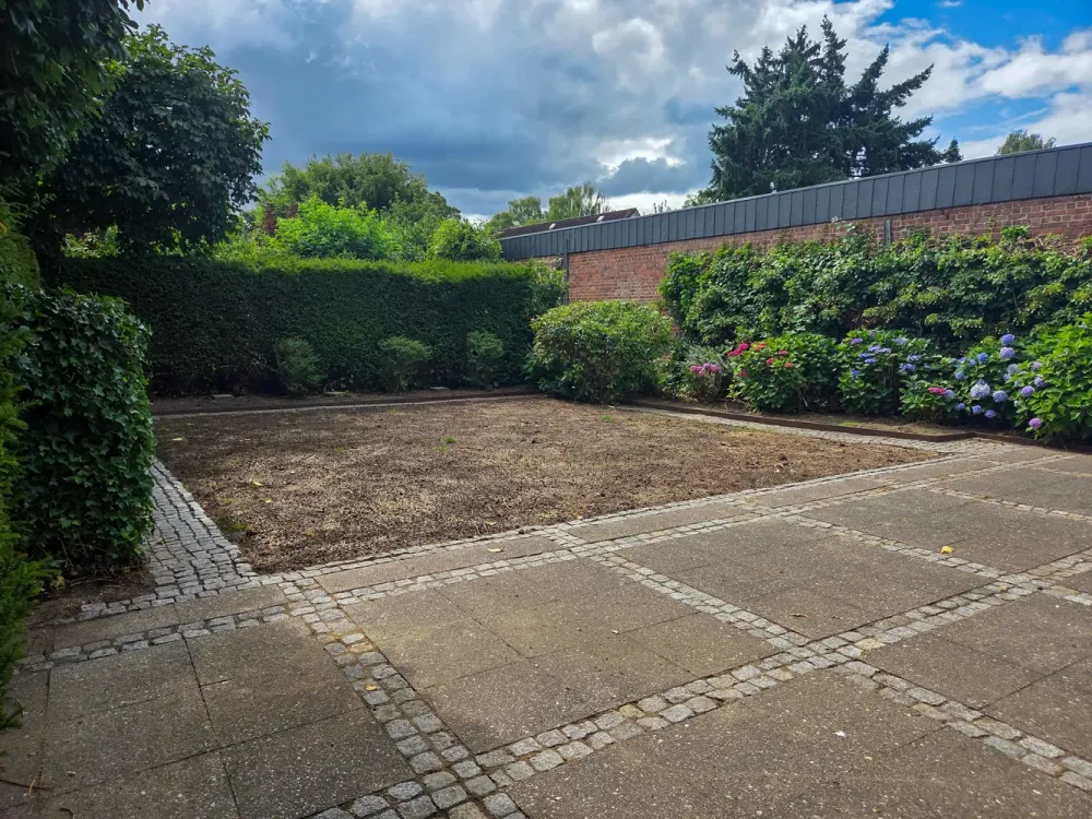Traumhafte Wohnung mit großem Garten und Carport