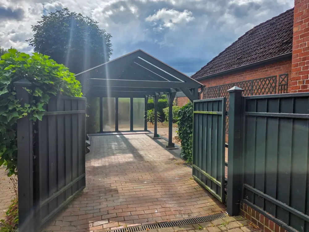 Traumhafte Wohnung mit großem Garten und Carport