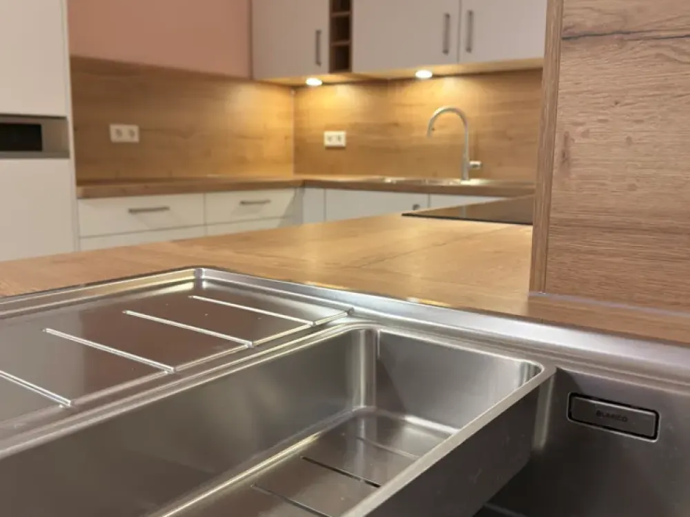 Senioren Pflege-Wohngruppe: Neuwertiges komfortables Zimmer