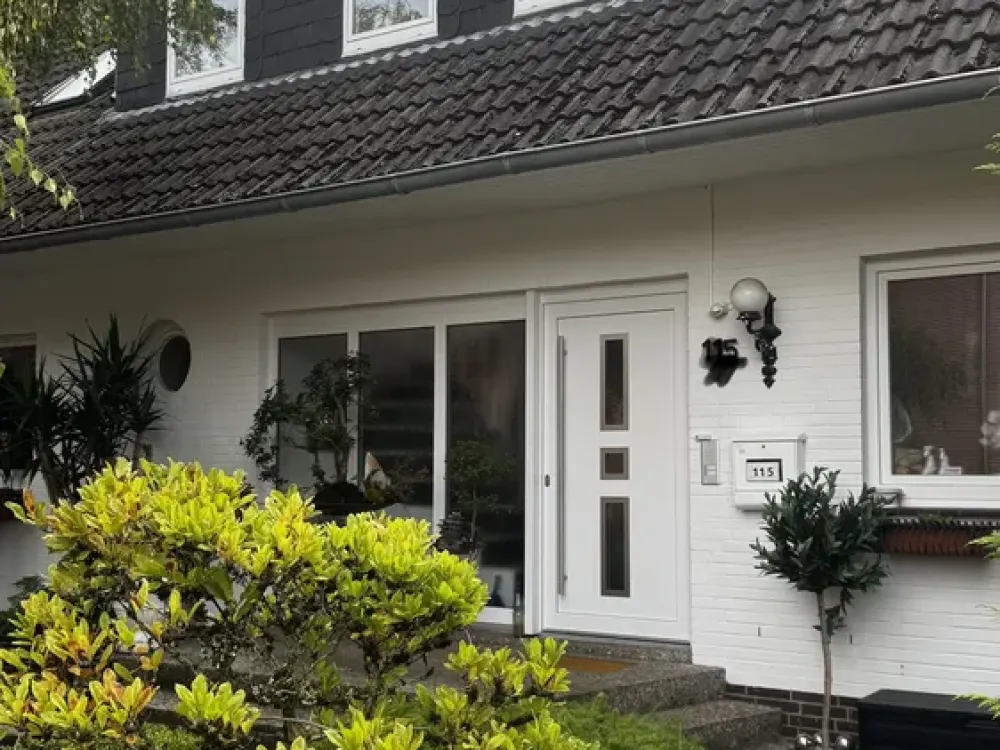 Wohnen mit Charakter: Grozügige 4-Zi.-Whg im 2.-Fam.-Haus, mit Gartenanteil und Gartenhaus