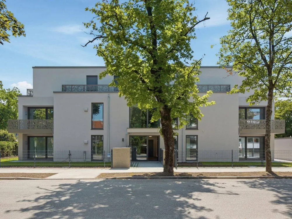 Erstbezug 2026: Helle 2-Zi.-Wohnung in ruhiger Villenlage - Balkon ins Grüne, hohe Decken, TG