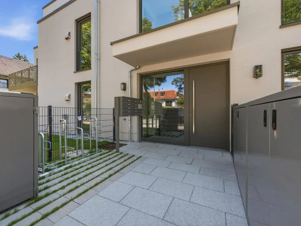 Erstbezug 2026: Helle 2-Zi.-Wohnung in ruhiger Villenlage - Balkon ins Grüne, hohe Decken, TG