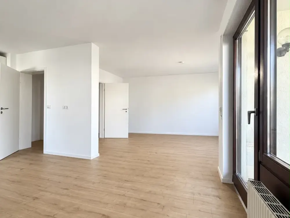 Neu renovierte 2-Zimmer Wohnung mit Terrasse und Tiefgarage