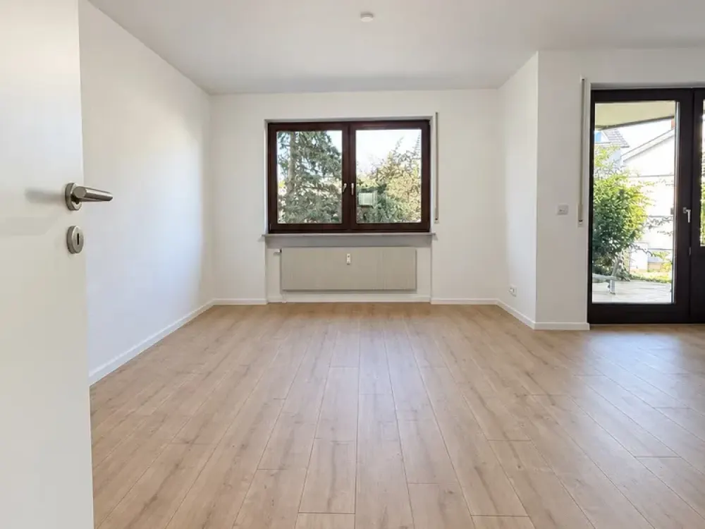 Neu renovierte 2-Zimmer Wohnung mit Terrasse und Tiefgarage