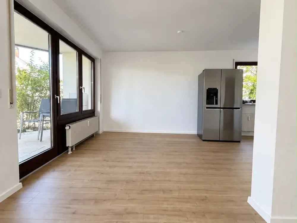 Neu renovierte 2-Zimmer Wohnung mit Terrasse und Tiefgarage