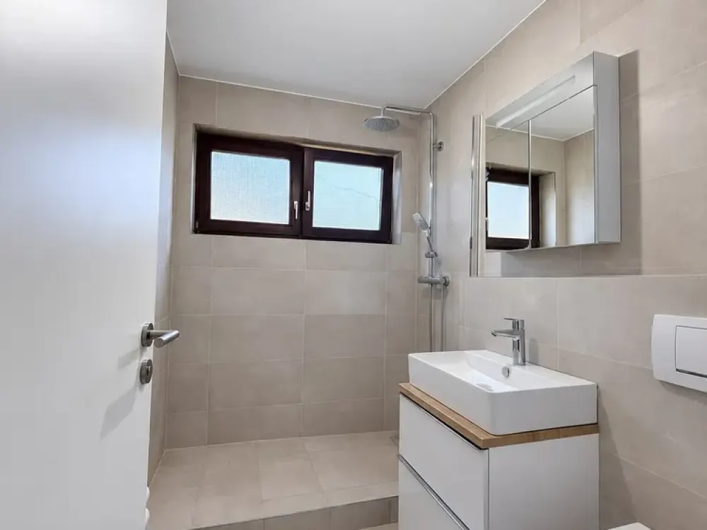 Neu renovierte 2-Zimmer Wohnung mit Terrasse und Tiefgarage