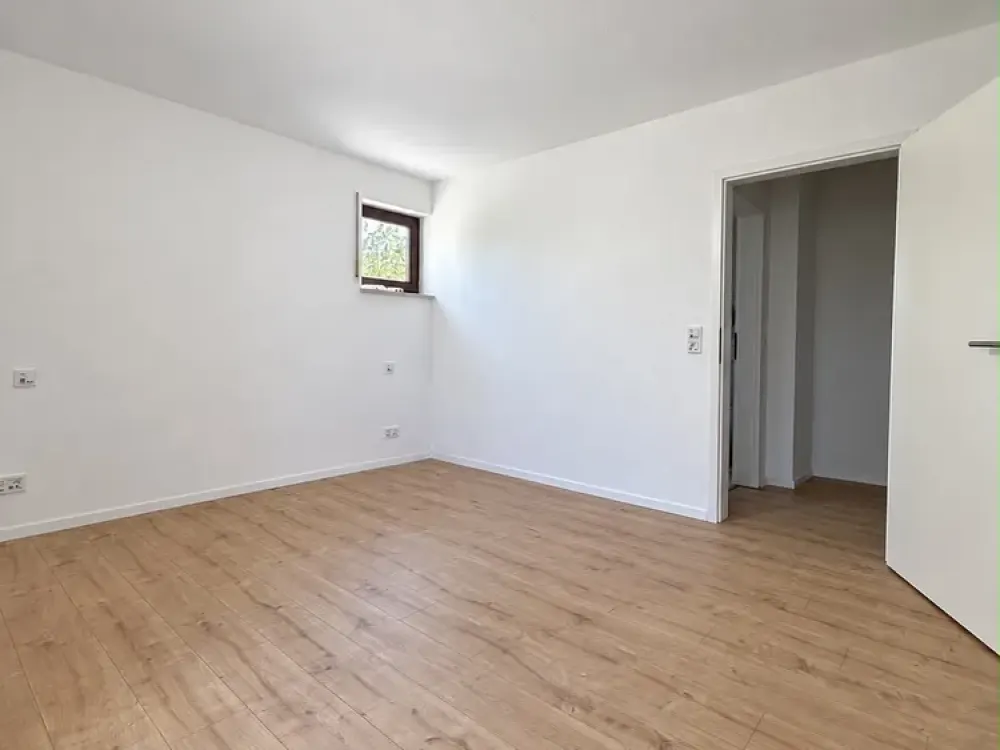 Neu renovierte 2-Zimmer Wohnung mit Terrasse und Tiefgarage