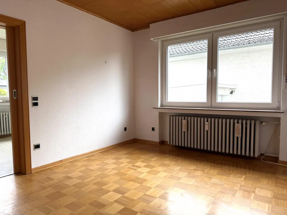 Frisch renovierte 3-Zimmer-Erdgeschosswohnung mit ca. 90 m² und Garage
