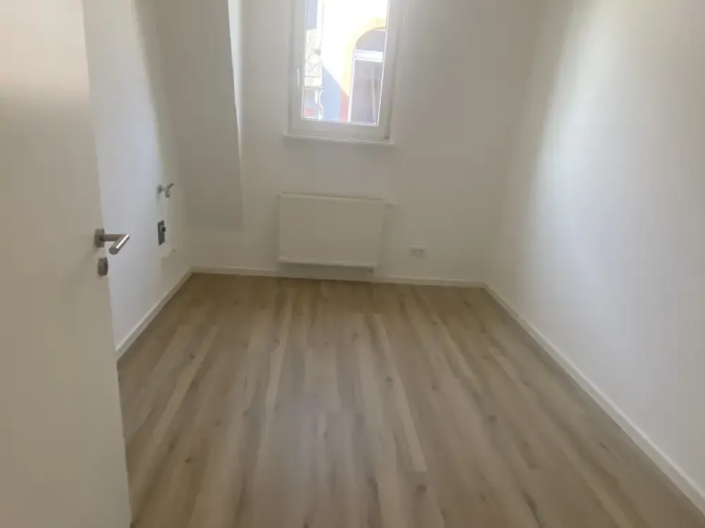 Großzügige, WG-geeignete, sanierte Altbau-Maisonettewohnung nahe Mainufer