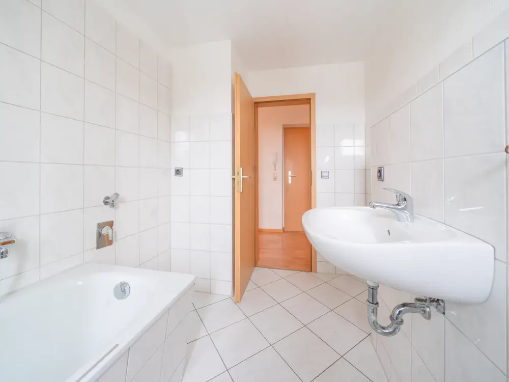Helle 3-Raumwohnung mit Balkon * 2. OG * SP * Laminat * Bad m. Wanne * Küche m. Fenster * TOP