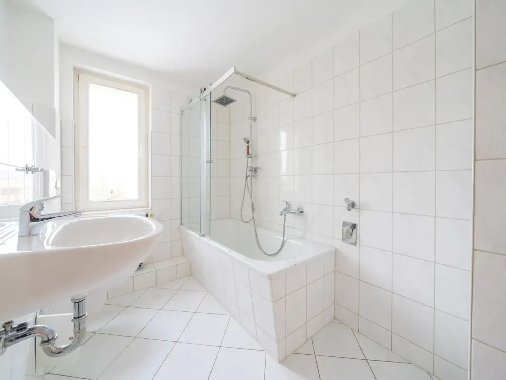 Helle 3-Raumwohnung mit Balkon * 2. OG * SP * Laminat * Bad m. Wanne * Küche m. Fenster * TOP