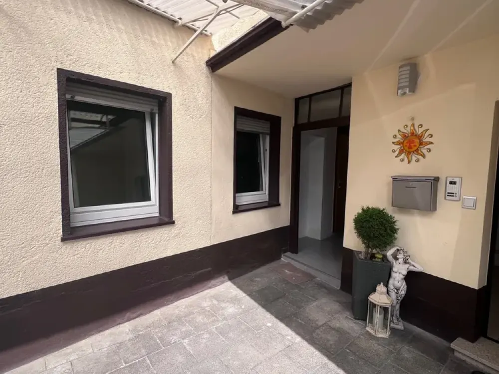 Neu renovierte Erdgeschosswohnung mit Einbauküche