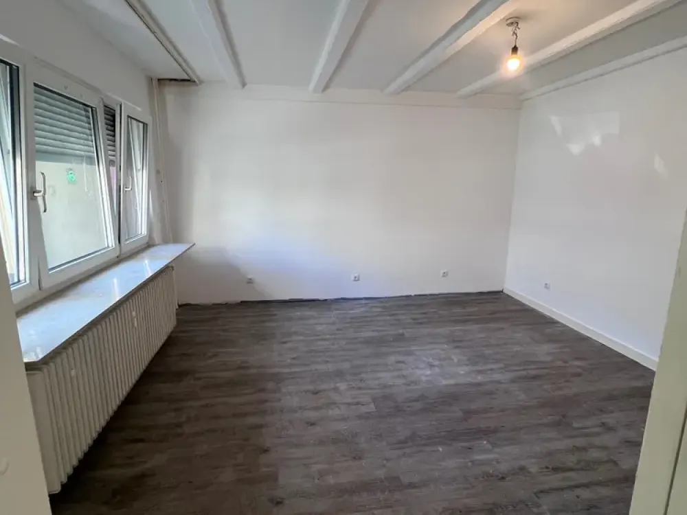 Neu renovierte Erdgeschosswohnung mit Einbauküche
