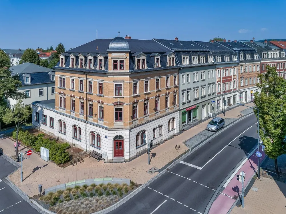 Helle Altbauwohnung mit Charme in Pirna-Copitz. Schickes Bad mit Dusche, offene Küche, etc.