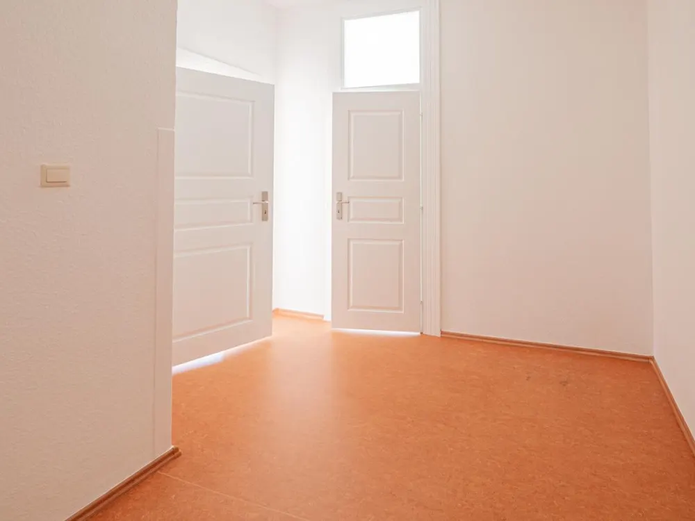 Helle Altbauwohnung mit Charme in Pirna-Copitz. Schickes Bad mit Dusche, offene Küche, etc.