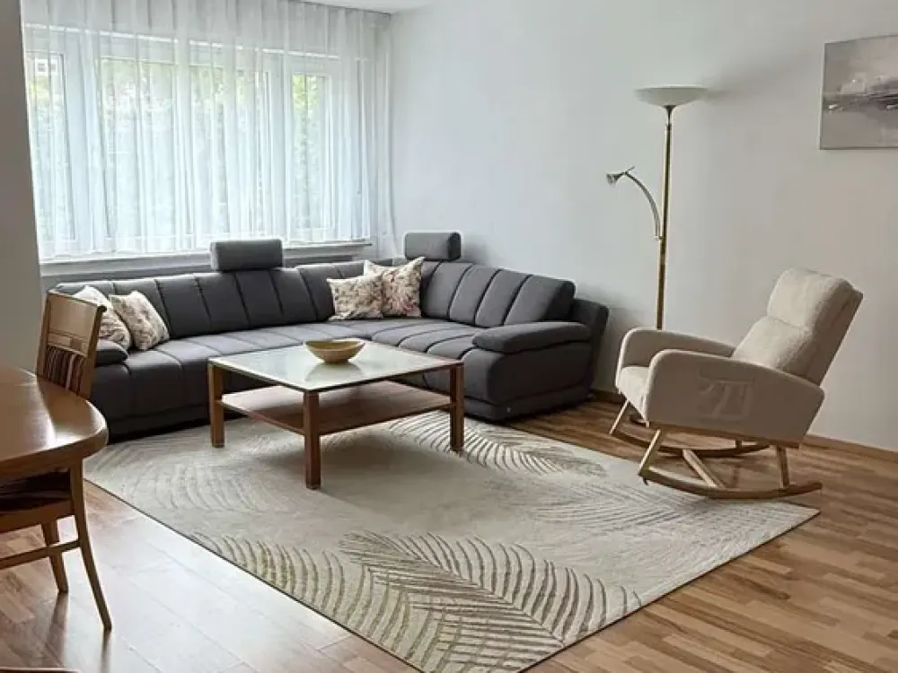 Komplett möbliert - bezugsfertig - 3 Zimmer - Balkon