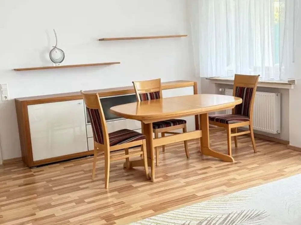 Komplett möbliert - bezugsfertig - 3 Zimmer - Balkon