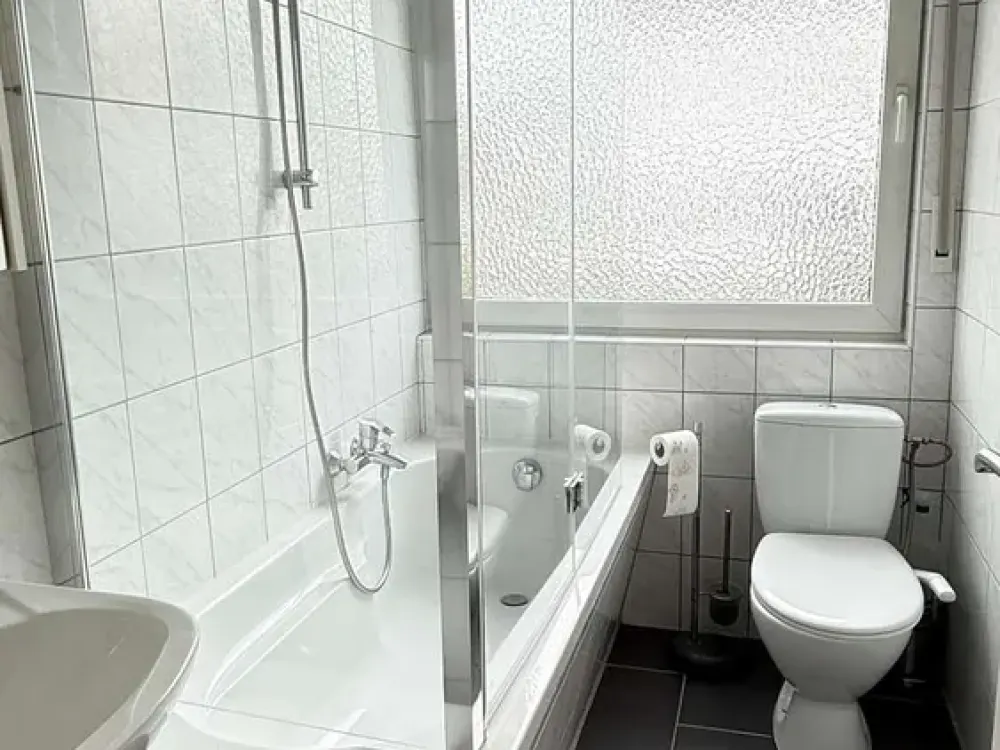 Komplett möbliert - bezugsfertig - 3 Zimmer - Balkon