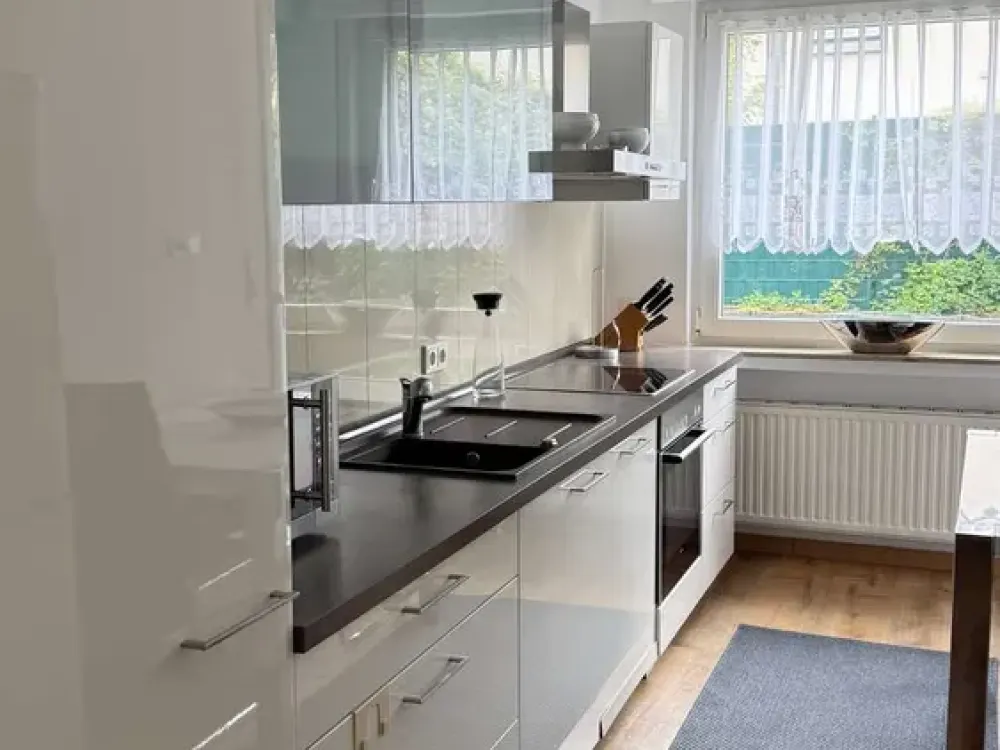 Komplett möbliert - bezugsfertig - 3 Zimmer - Balkon