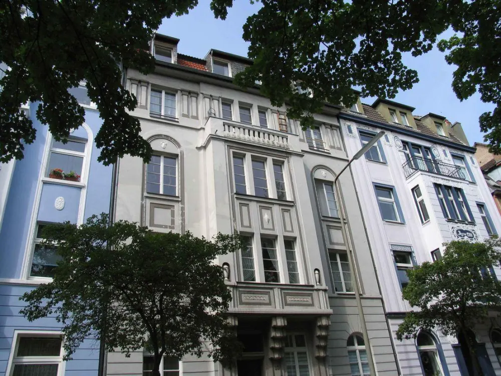 Helle 2-Zimmer-Altbauwohnung mit Balkon & Blick ins Grüne