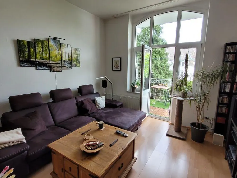 Helle 2-Zimmer-Altbauwohnung mit Balkon & Blick ins Grüne