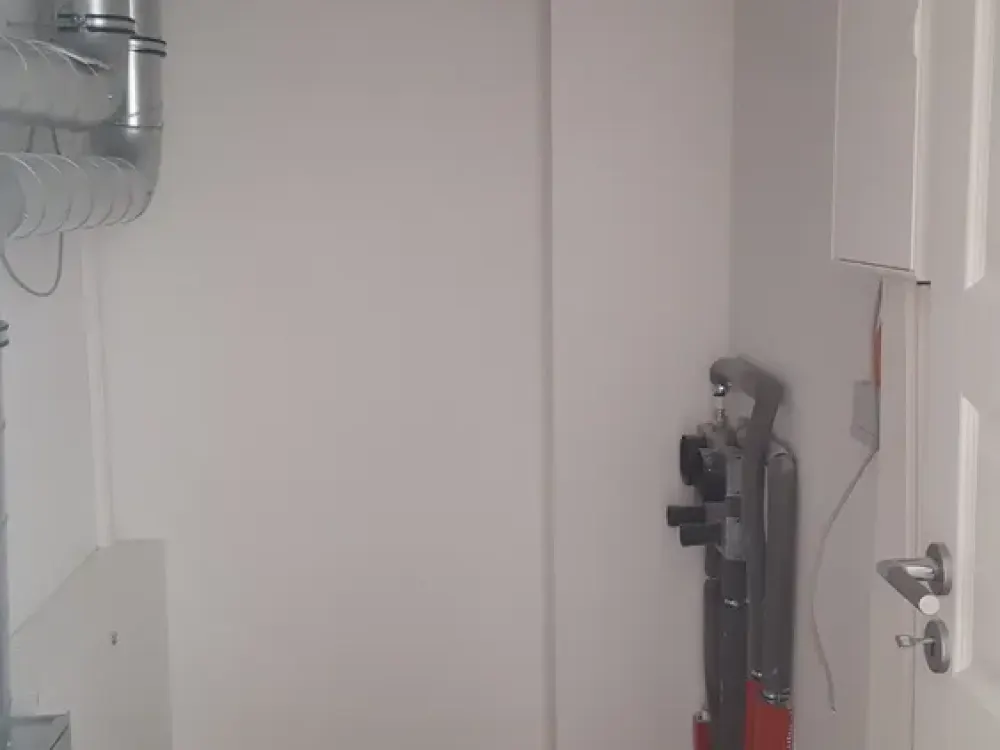 Geschmackvolle Wohnung mit drei Zimmern, Einbauküche und Stellplatz in 2-Familienhaus in Schenefeld
