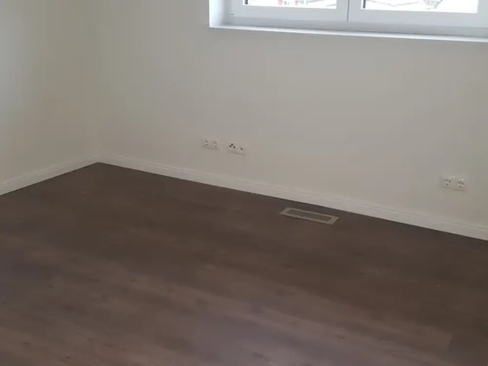 Geschmackvolle Wohnung mit drei Zimmern, Einbauküche und Stellplatz in 2-Familienhaus in Schenefeld
