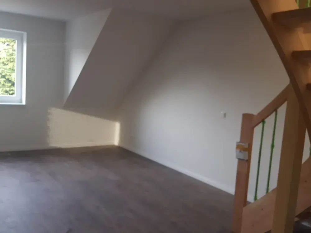 Geschmackvolle Wohnung mit drei Zimmern, Einbauküche und Stellplatz in 2-Familienhaus in Schenefeld