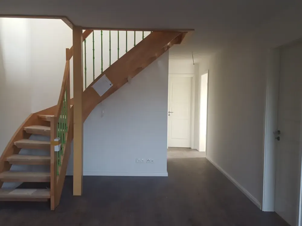 Geschmackvolle Wohnung mit drei Zimmern, Einbauküche und Stellplatz in 2-Familienhaus in Schenefeld