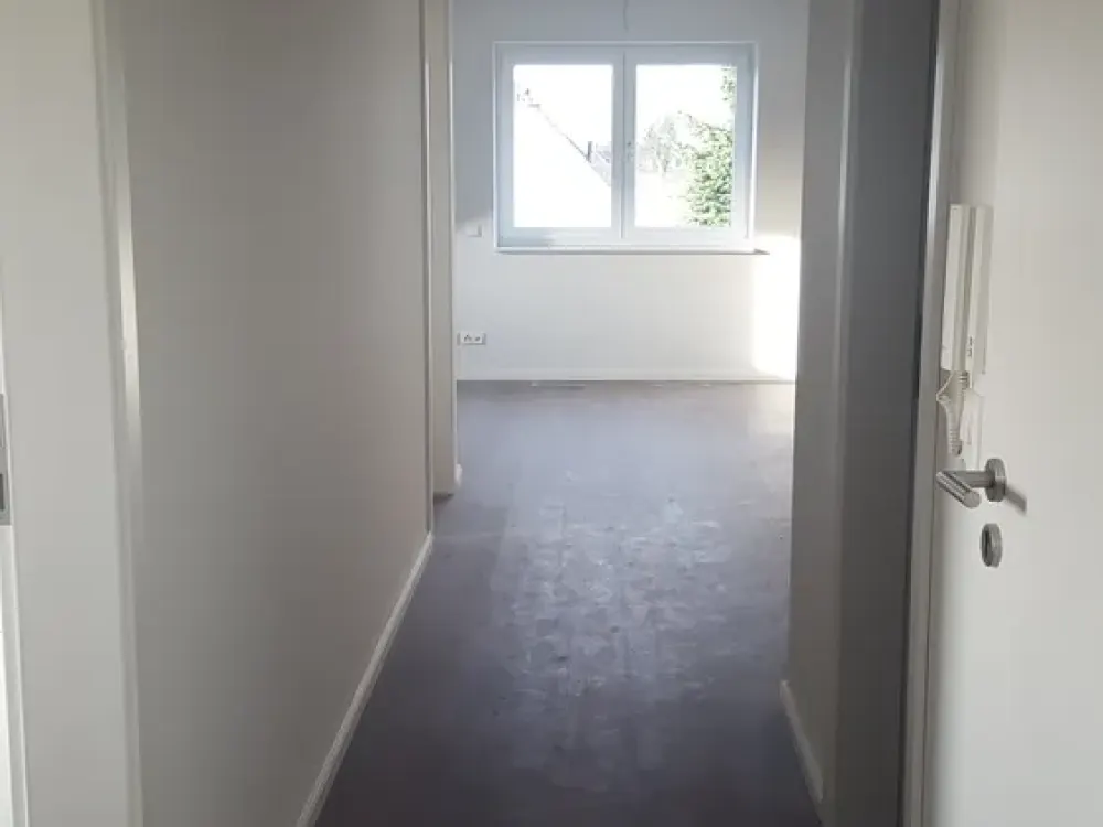 Geschmackvolle Wohnung mit drei Zimmern, Einbauküche und Stellplatz in 2-Familienhaus in Schenefeld