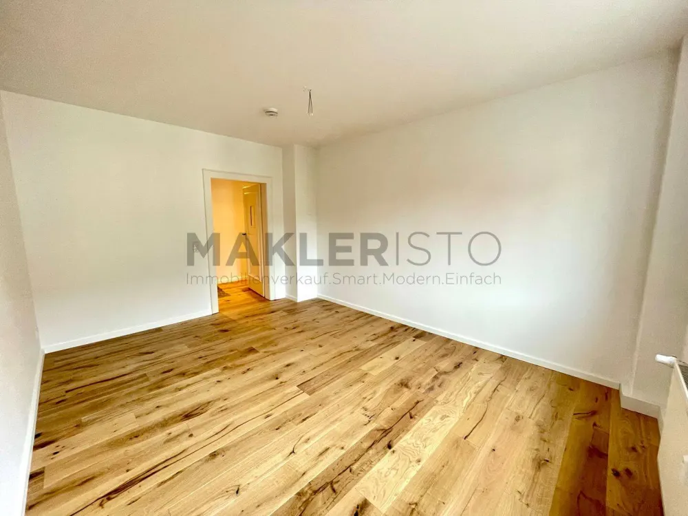 **Helle 2-Zimmer-Wohnung mit Loggia, Stellplatz & ggf. EBK - frisch modernisiert!**