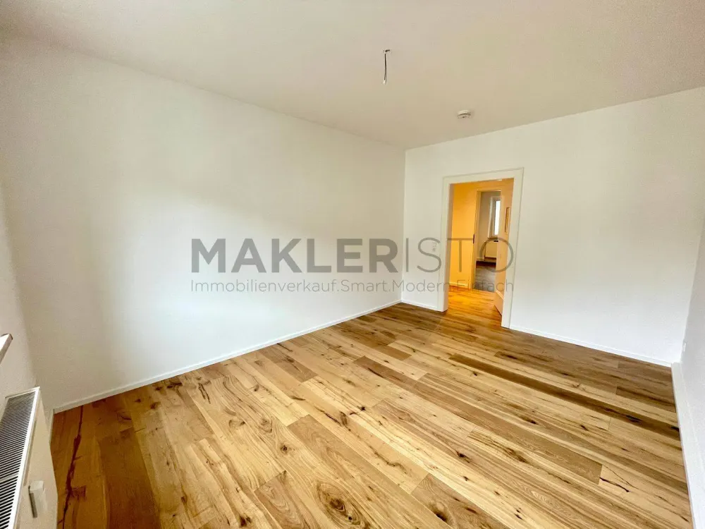 **Helle 2-Zimmer-Wohnung mit Loggia, Stellplatz & ggf. EBK - frisch modernisiert!**