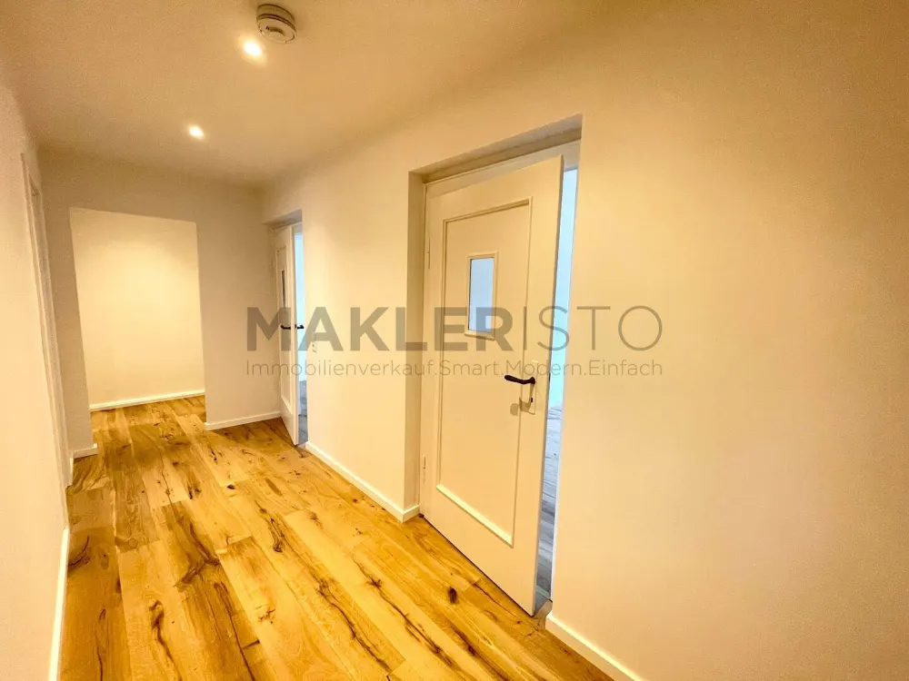 **Helle 2-Zimmer-Wohnung mit Loggia, Stellplatz & ggf. EBK - frisch modernisiert!**