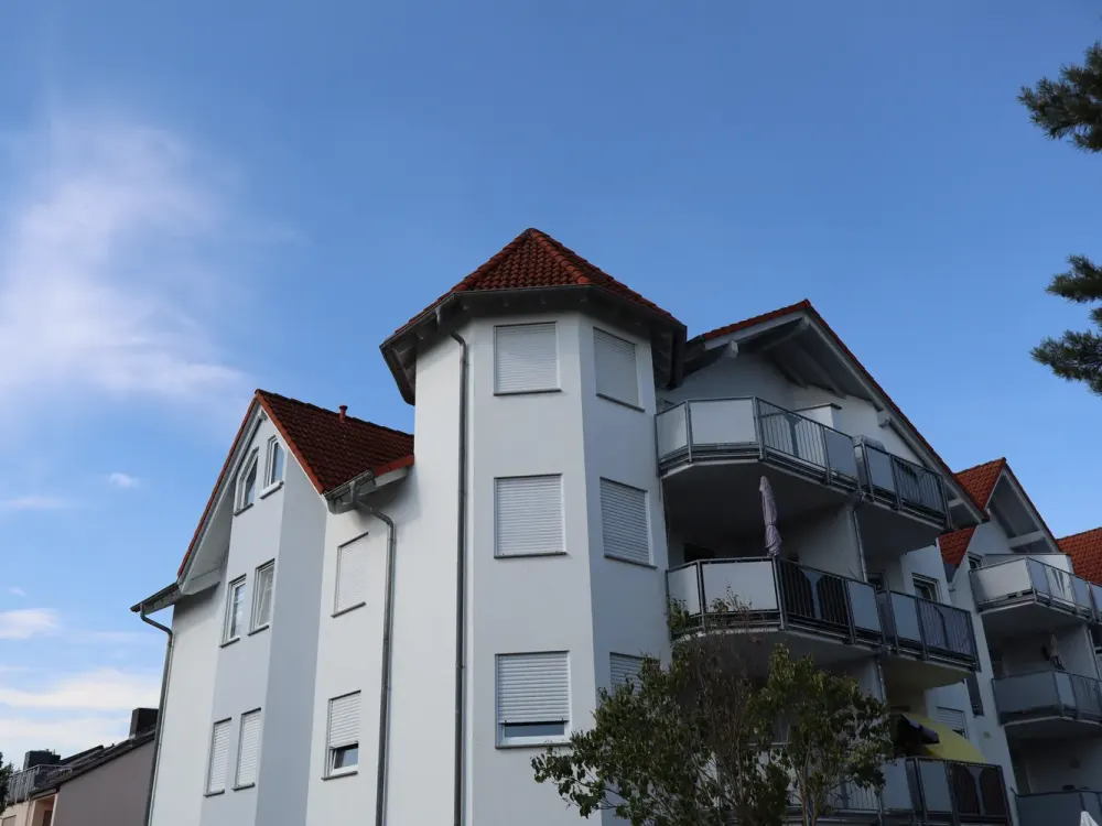 Moderne 2 -Zimmer Dachgeschoss-Wohnung mit Balkon, renoviert, 2 TG, Fußbodenheizung