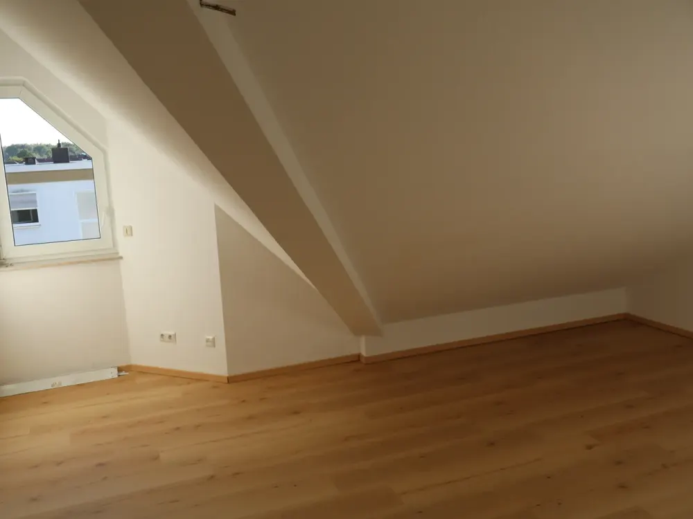 Moderne 2 -Zimmer Dachgeschoss-Wohnung mit Balkon, renoviert, 2 TG, Fußbodenheizung