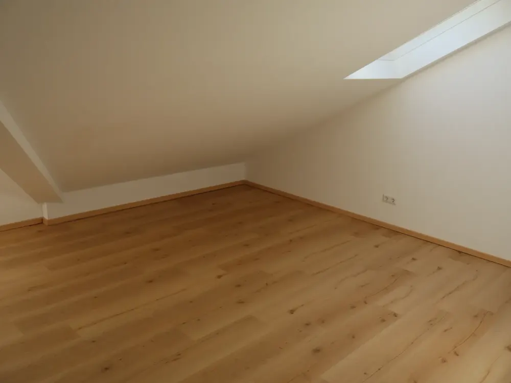 Moderne 2 -Zimmer Dachgeschoss-Wohnung mit Balkon, renoviert, 2 TG, Fußbodenheizung