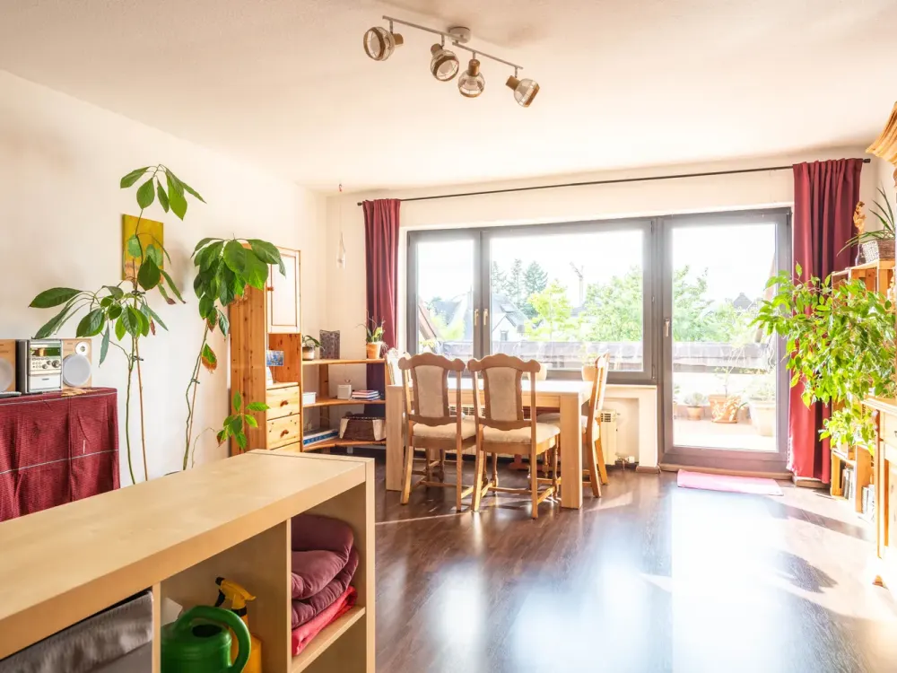 Obertshausen: Gemütliche 2-Zimmer-Wohnung mit Dachterrasse in kleiner Wohneinheit und ruhiger Lage